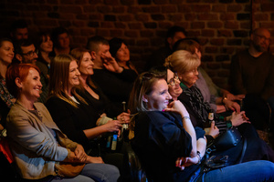 Koncert: Czesław Mozil Solo - Publiczność podczas występu Czesława Mozila w Piwnicach TCK