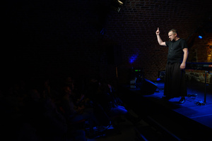 Koncert: Czesław Mozil Solo - Czesław Mozil na scenie Piwnic TCK