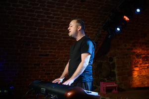 Koncert: Czesław Mozil Solo - Czesław Mozil na scenie Piwnic TCK