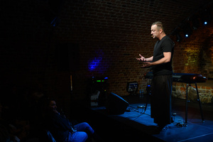 Koncert: Czesław Mozil Solo - Czesław Mozil na scenie Piwnic TCK