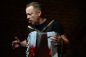 Koncert: Czesław Mozil Solo - Czesław Mozil grający na akordeonie na scenie Piwnic TCK