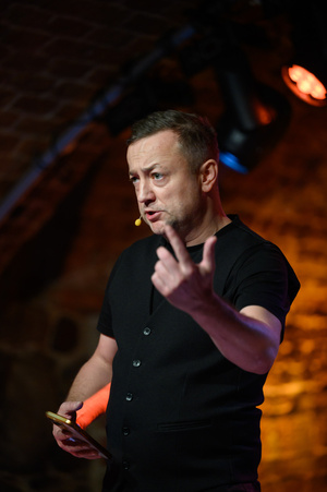 Koncert: Czesław Mozil Solo - Czesław Mozil na scenie Piwnic TCK