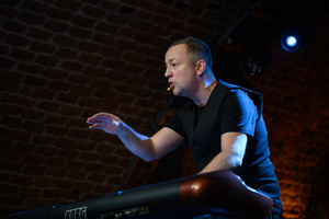 Koncert: Czesław Mozil Solo - Czesław Mozil grający na keyboardzie na scenie Piwnic TCK