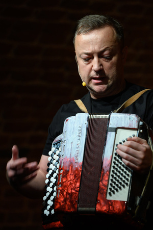 Koncert: Czesław Mozil Solo - Czesław Mozil grający na akordeonie na scenie Piwnic TCK