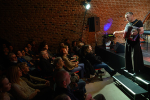 Koncert: Czesław Mozil Solo - Czesław Mozil grający na akordeonie wśród publiczności