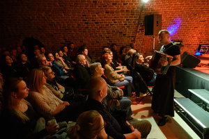 Koncert: Czesław Mozil Solo - Czesław Mozil wśród publicznośći