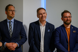Wystawa: Oczopląs - Od lewej: Prezydent miasta Tarnowa - Jakub Kwaśny, Dyrektor Tarnowskiego Centrum Kultury - Tomasz Kapturkiewicz oraz Marcin Dąbek