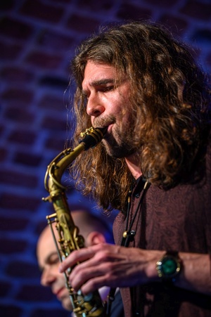 Koncert jazzowy: New Bone - Zespół New Bone w trakcie wykonania utworu na żywo.