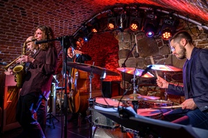 Koncert jazzowy: New Bone - Zespół New Bone w trakcie wykonania utworu na żywo.
