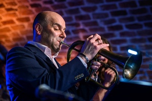 Koncert jazzowy: New Bone - Tomasz Kudyk z zespołem New Bone na scenie w Piwnicach TCK.