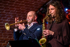 Koncert jazzowy: New Bone - Tomasz Kudyk z zespołem New Bone na scenie w Piwnicach TCK.