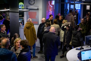 Koncert: Fisz Emade Tworzywo - Publiczność przybywająca na koncert w hallu kina Marzenie