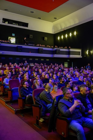 Koncert: Fisz Emade Tworzywo - Publiczność w sali kinowej oczekująca na koncert