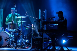 Koncert: Fisz Emade Tworzywo - Na pierwszym planie na scenie grający na instrumentach klawiszowych Mariusz Obijalski