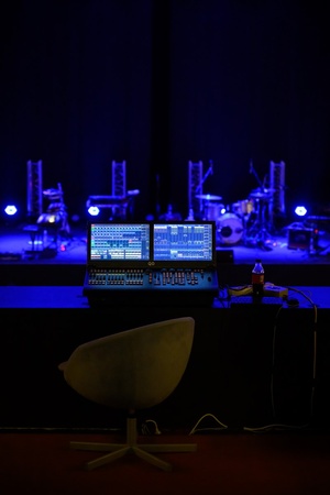 Koncert: Fisz Emade Tworzywo - Widok na scenę z perspektywy balkonu przez pryzmat konsolety oświetleniowca koncertu