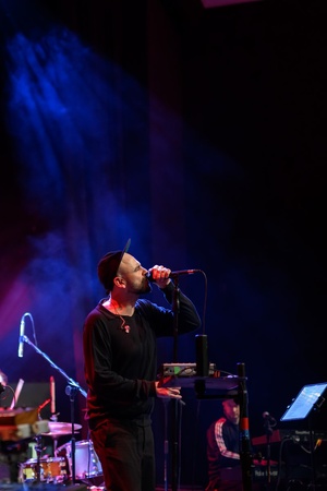 Koncert: Fisz Emade Tworzywo - Na scenie śpiewający Bartek Fisz Waglewski