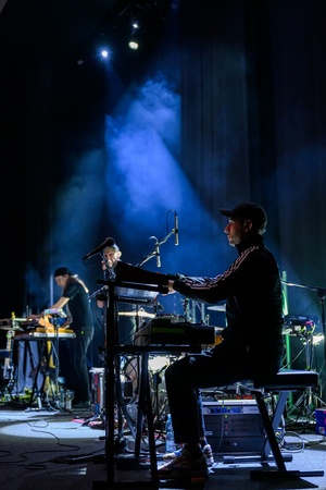 Koncert: Fisz Emade Tworzywo - Na pierwszym planie na scenie grający na instrumentach klawiszowych Mariusz Obijalski