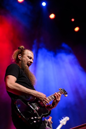 Koncert: Fisz Emade Tworzywo - Na scenie grający solówkę gitarzysta Michał Sobolewski