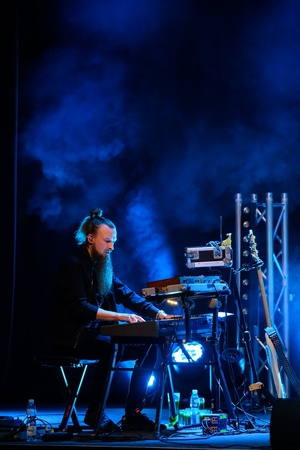 Koncert: Fisz Emade Tworzywo - Na scenie grający na klawiszach gitarzysta Michał Sobolewski