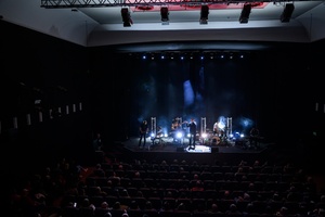 Koncert: Fisz Emade Tworzywo - Na scenie Fisz Emade Tworzywo z perspektywu balkonu kina