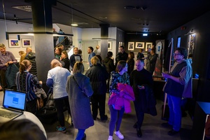 Koncert: Fisz Emade Tworzywo - Publiczność przybywająca na koncert w hallu kina Marzenie