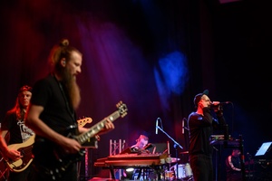 Koncert: Fisz Emade Tworzywo - Na scenie gitarzysta Michał Sobolewski i wokalista Bartek Fisz Emade, w tle basista Staszek Wróbel