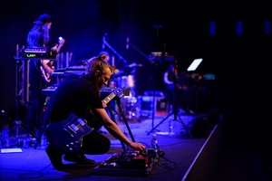 Koncert: Fisz Emade Tworzywo - Na scenie na pierwszym olanie gitarzysta Michał Sobolewski