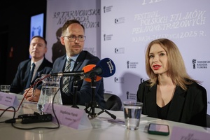 39 TNF: Konferencja prasowa - Na pierwszym planie dyrektorka 39. TNF Magdalena Piątek opowiadająca o nagrodach festiwalowych