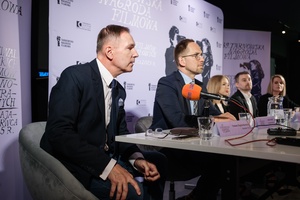 39 TNF: Konferencja prasowa - Na pierwszym planie dyrektor TCK Tomasz Kapturkiewicz opowiadający o biletach wstępu na wydarzenia festiwalowe