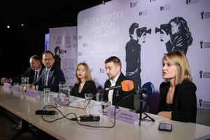 39 TNF: Konferencja prasowa - Na pierwszym planie zastępca dyrektora TCK Dominika Dąbek opowiadająca o sekcji dziecięcej 39. TNF