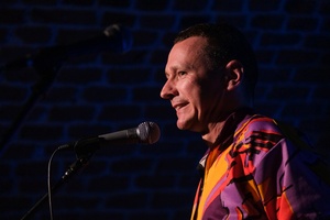 Koncert: Pracownia Piosenki "Na przekór" - Podczas koncertu. Na scenie Grzegorz Gawlik przemawia do publiczności.