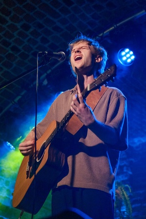 Koncert: Pracownia Piosenki "Na przekór" - Podczas koncertu. Na scenie gość specjalny - Szymon Jarmuła.