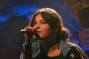 Koncert: Pracownia Piosenki "Na przekór" - Podczas koncertu. Na scenie artyści Pracowni Piosenki.