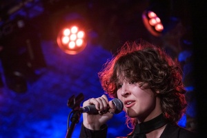 Koncert: Pracownia Piosenki "Na przekór" - Podczas koncertu. Na scenie artyści Pracowni Piosenki.