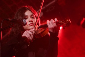 Koncert: Pracownia Piosenki "Na przekór" - Podczas koncertu. Na scenie artyści Pracowni Piosenki.