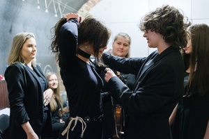 Koncert: Pracownia Piosenki "Na przekór" - Backstage. Wykonawcy przygotowują się do występu.