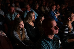 Koncert: Pracownia Piosenki "Na przekór" - Podczas koncertu. Na scenie artyści Pracowni Piosenki.