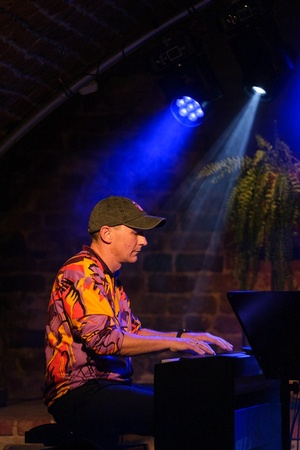 Koncert: Pracownia Piosenki "Na przekór" - Podczas koncertu. Na scenie artyści Pracowni Piosenki.