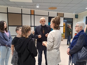 wernisaż wystawy Twórczości Sąsiedzkiej - publiczność podczas wernisażu wraz z Mirosławem Nazarukiem