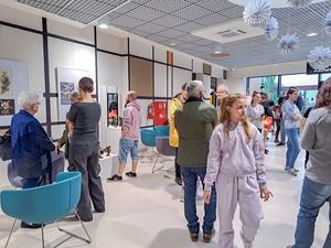 wernisaż wystawy Twórczości Sąsiedzkiej - publiczność podczas wernisażu