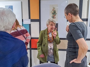 wernisaż wystawy Twórczości Sąsiedzkiej - publiczność podczas wernisażu wraz z Renatą Kutą