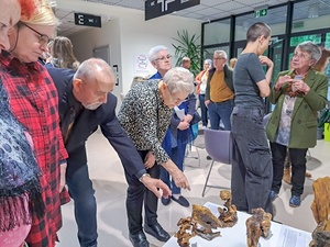 wernisaż wystawy Twórczości Sąsiedzkiej - publiczność podczas wernisażu wraz z Mirosławem Nazarukiem