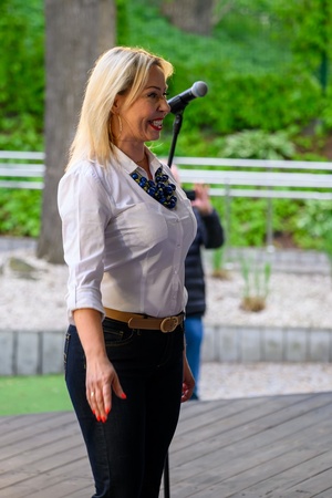 Koncert Chóralne Majówki: Chór Fox Vox - Na amfiteatralnej scenie na pierwszym planie dyrygentka chóru Anna Podkościelna-Cyz