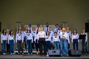 Koncert Chóralne Majówki: Chór Fox Vox - Na amfiteatralnej scenie śpiewający chór Fox Vox