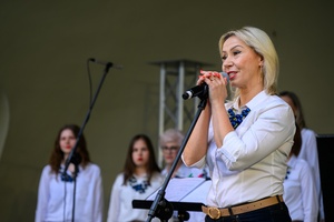 Koncert Chóralne Majówki: Chór Fox Vox - Anna Podkościelna-Cyz zapowiadająca ze sceny kolejny utwór, który wykona chór Fox Vox