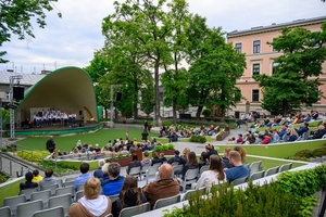 Koncert Chóralne Majówki: Chór Fox Vox - Amfiteatralna publiczność zasłuchana podczas koncertu chóru Fox Vox