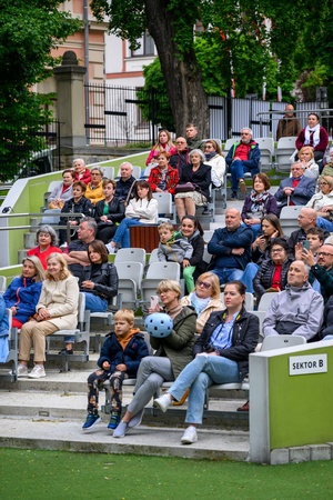 Koncert Chóralne Majówki: Chór Fox Vox - Amfiteatralna publiczność zasłuchana podczas koncertu chóru Fox Vox
