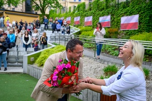 Koncert Chóralne Majówki: Chór Fox Vox - Widz wręczający bukiet kwiatów dyrygentce chóru Fox Vox, Annie Podkościelnej-Cyz po koncercie