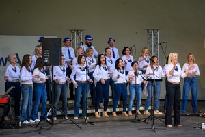 Koncert Chóralne Majówki: Chór Fox Vox - Na amfiteatralnej scenie śpiewający chór Fox Vox