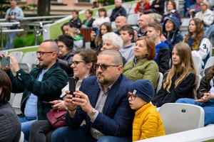 Koncert Chóralne Majówki: Chór Fox Vox - Amfiteatralna publiczność zasłuchana podczas koncertu chóru Fox Vox